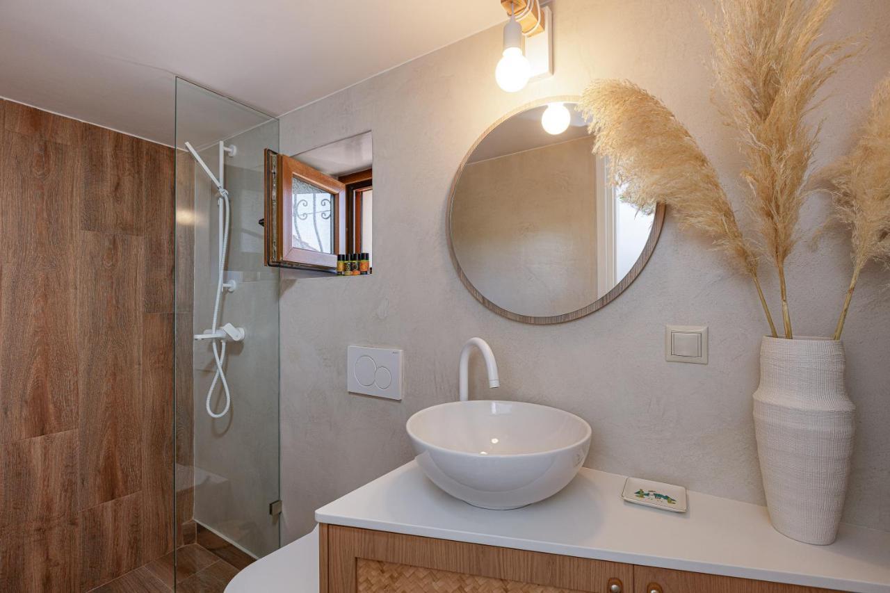 Villa Seashell -Wonderful Newly Renovated Villa On The Beach Galatás Eksteriør bilde